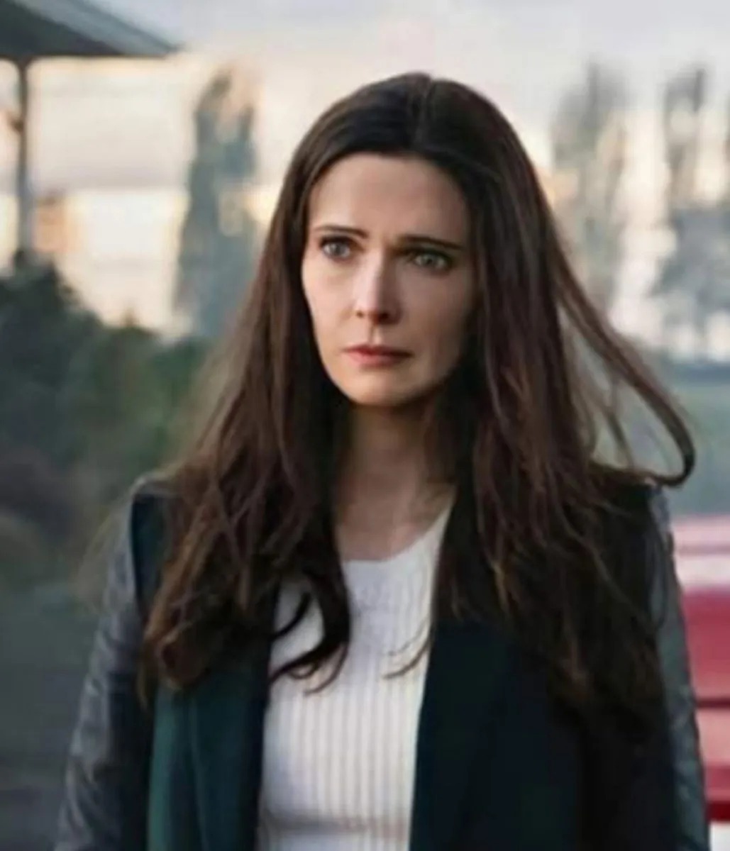 superman-and-lois-elizabeth-tulloch-leather-sleeve-coat-scaled